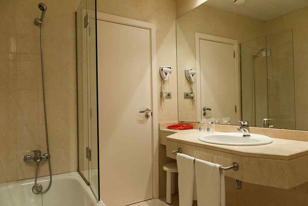 Chambre spacieuse, d’environ 30 m2, avec deux lits simples et un canapé-lit, une grande terrasse et une salle de bains complète. Toutes les chambres sont extérieures.