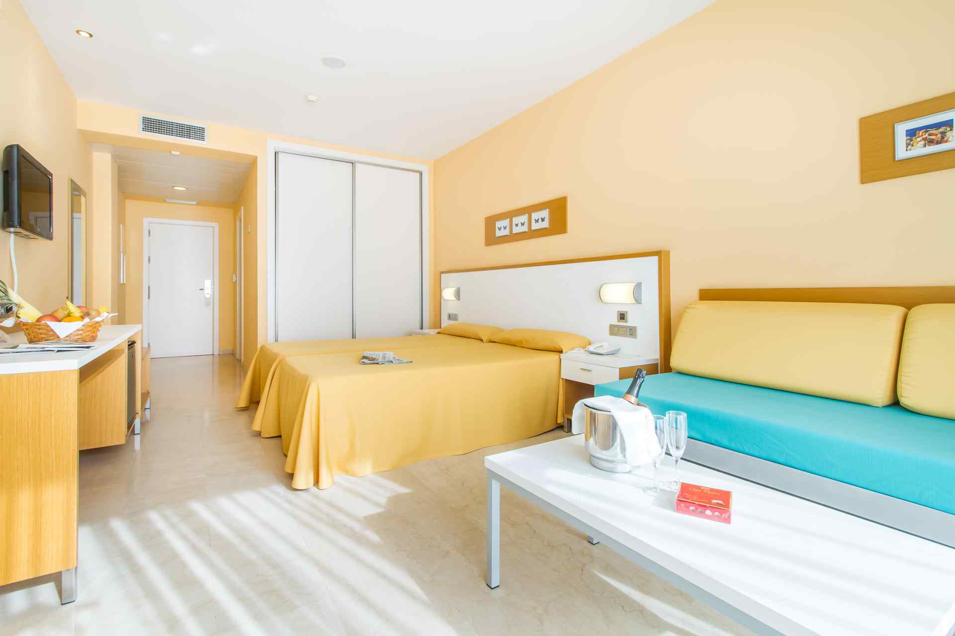 Chambre spacieuse, d’environ 30 m2, avec deux lits simples et un canapé-lit, une grande terrasse et une salle de bains complète. Toutes les chambres sont extérieures.