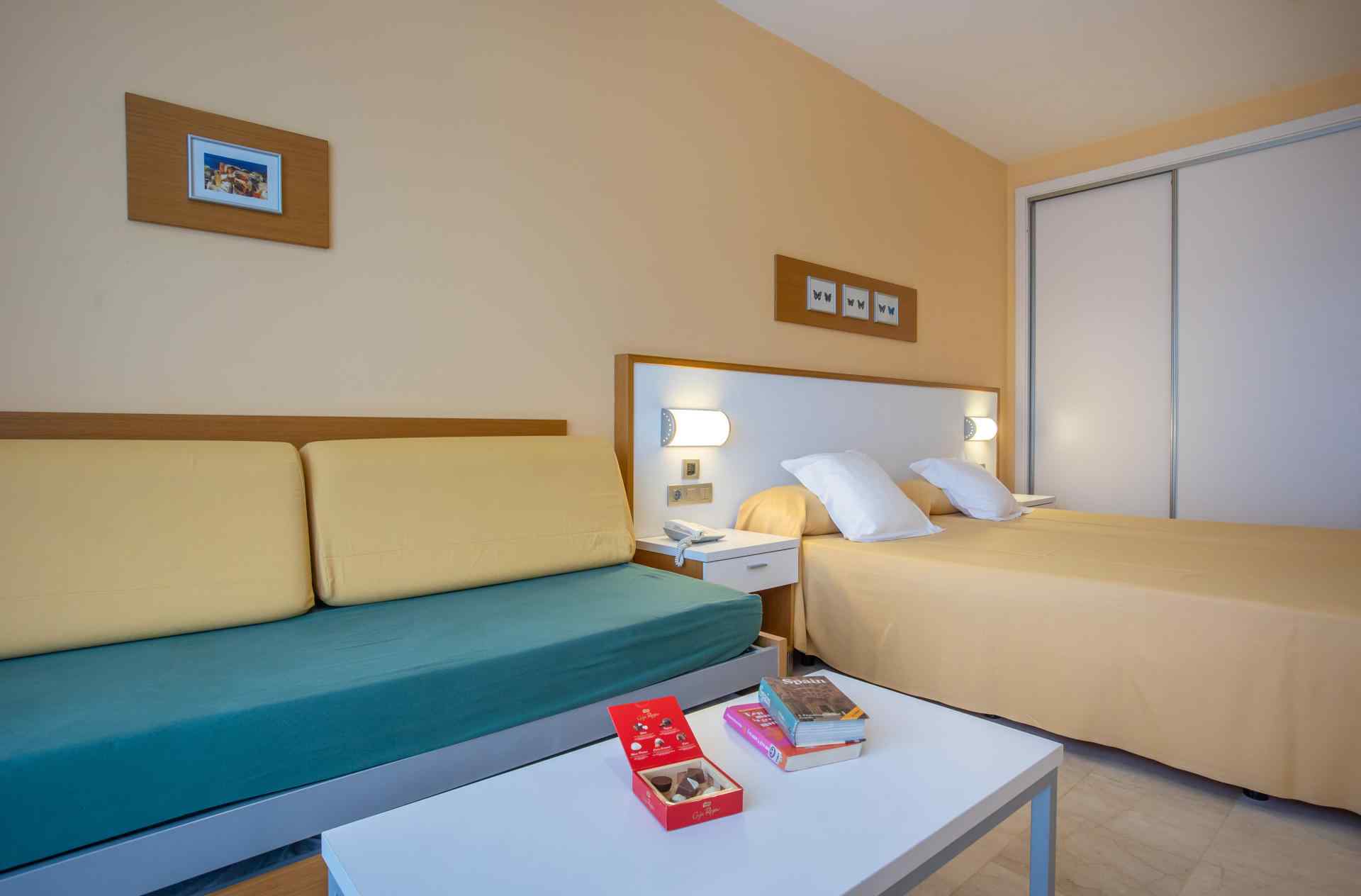 Chambre spacieuse, d’environ 30 m2, avec deux lits simples et un canapé-lit, une grande terrasse et une salle de bains complète. Toutes les chambres sont extérieures.