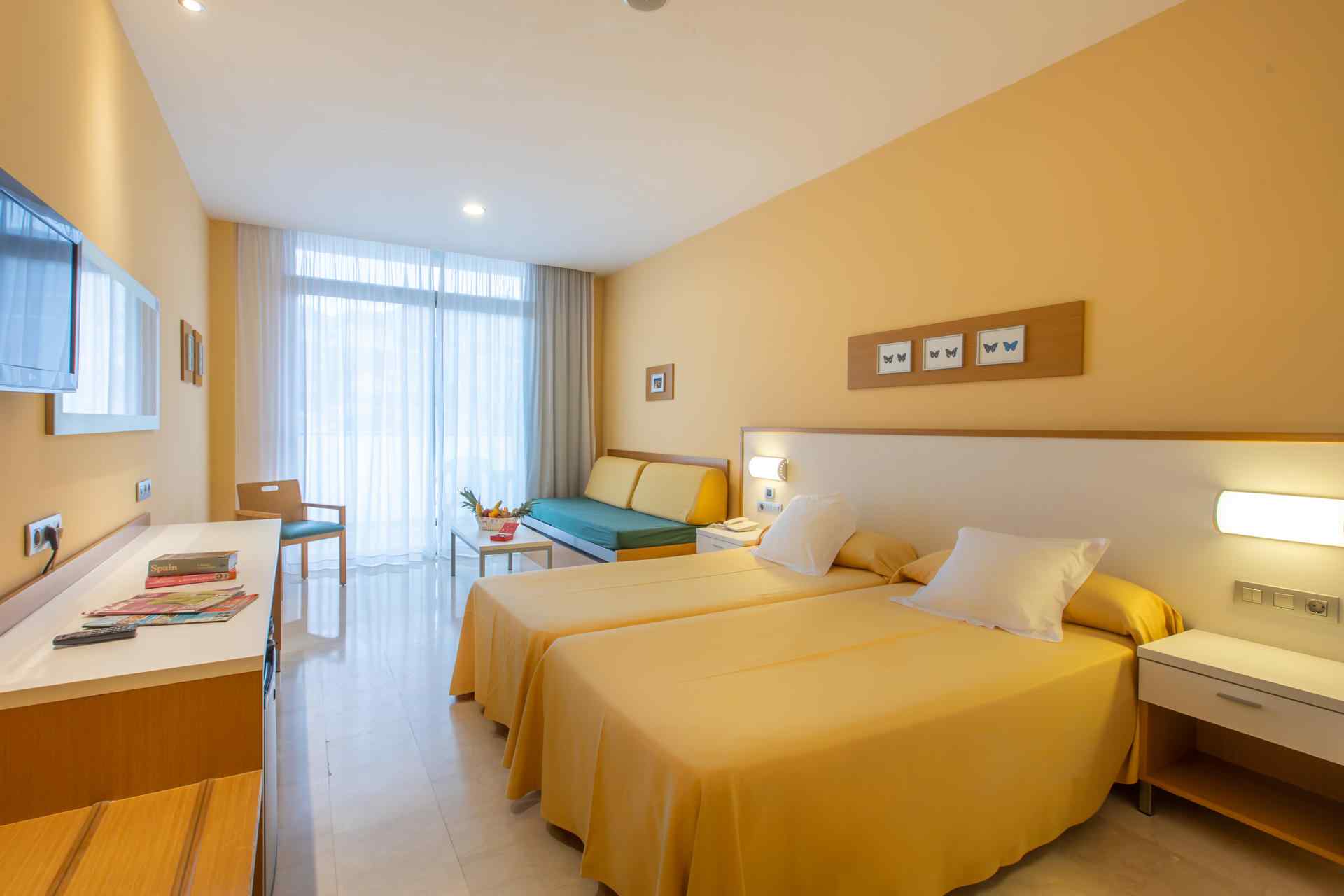 Chambre spacieuse, d’environ 30 m2, avec deux lits simples et un canapé-lit, une grande terrasse et une salle de bains complète. Toutes les chambres sont extérieures.