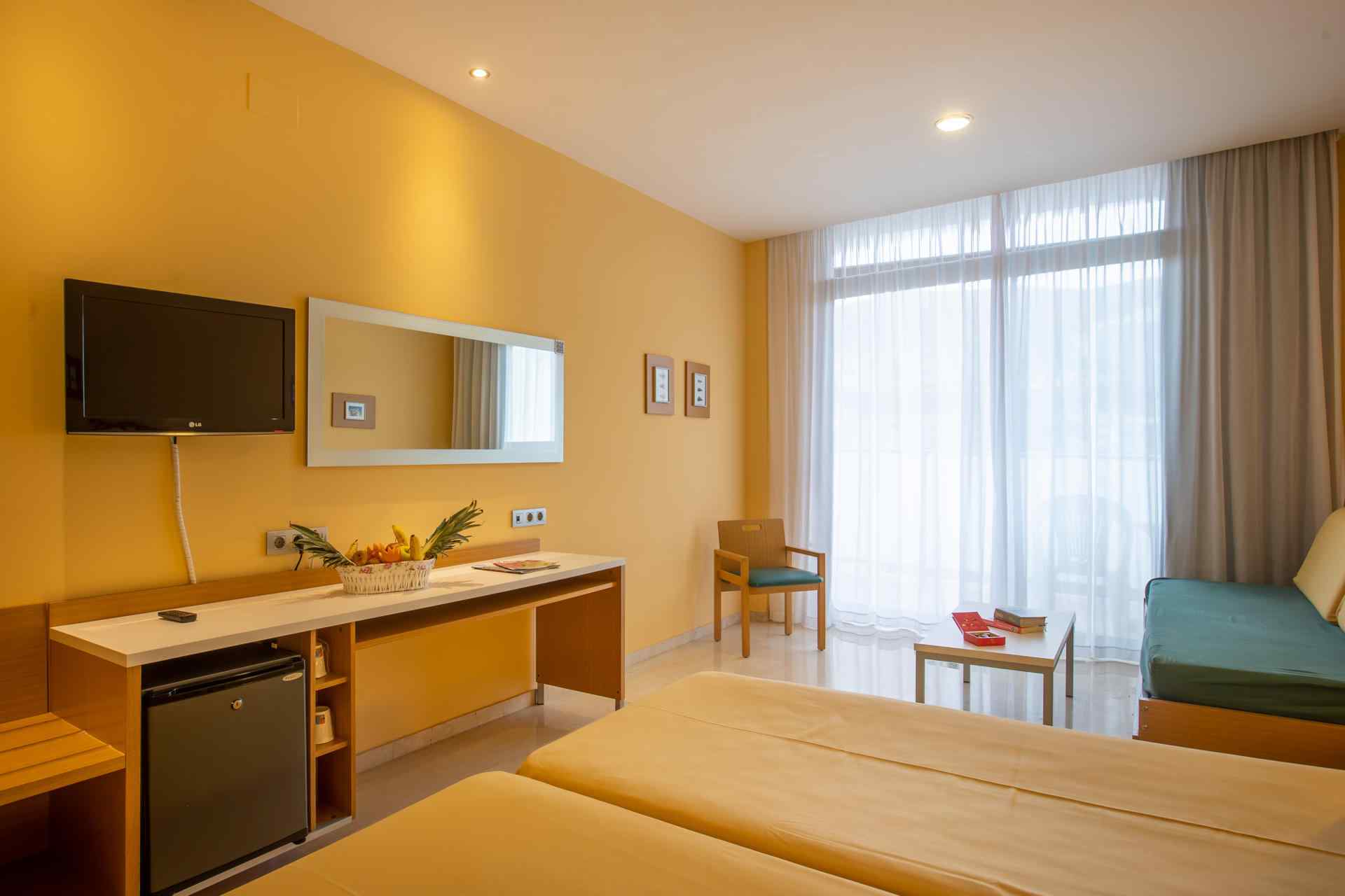 Chambre spacieuse, d’environ 30 m2, avec deux lits simples et un canapé-lit, une grande terrasse et une salle de bains complète. Toutes les chambres sont extérieures.