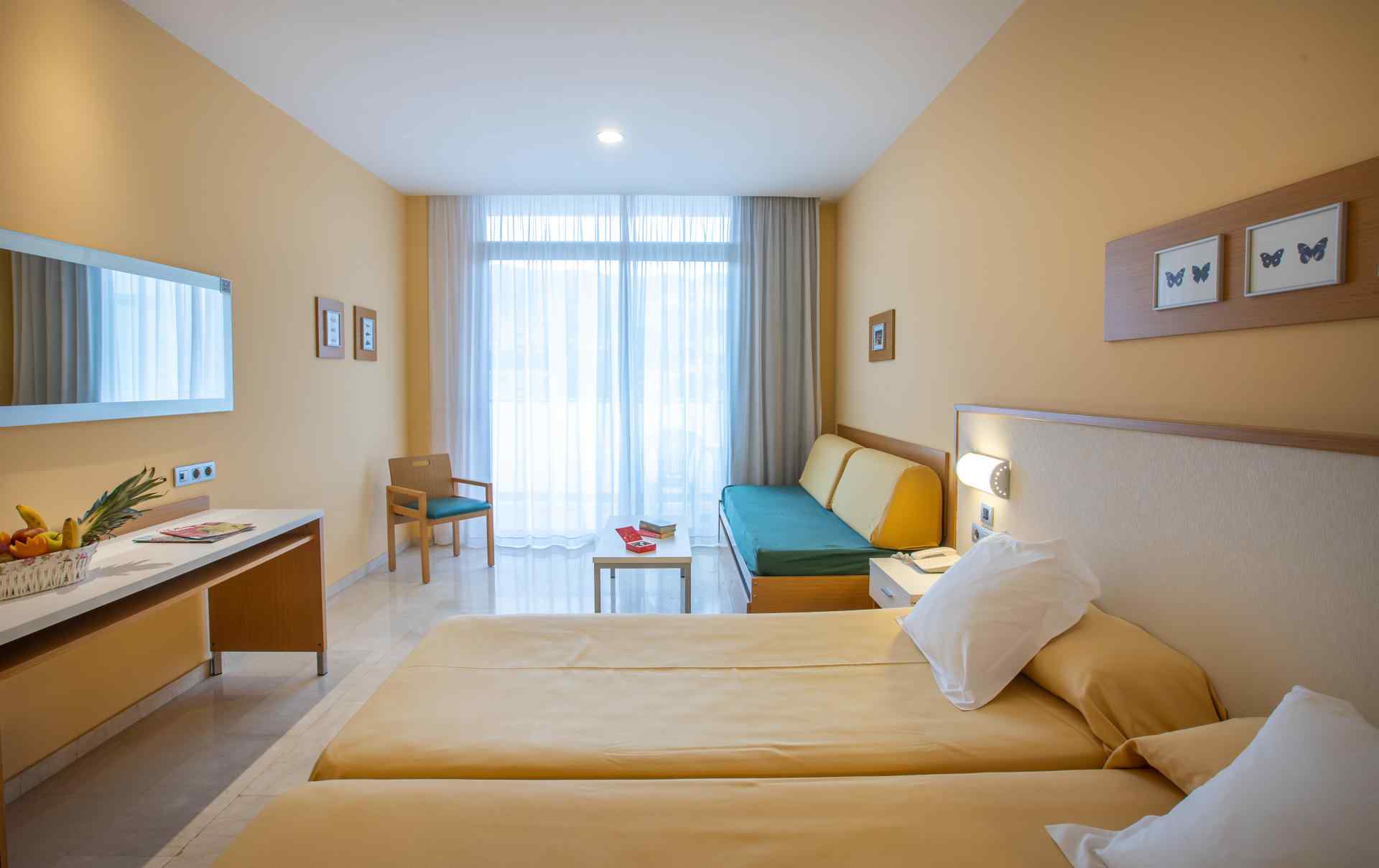 Chambre spacieuse, d’environ 30 m2, avec deux lits simples et un canapé-lit, une grande terrasse et une salle de bains complète. Toutes les chambres sont extérieures.