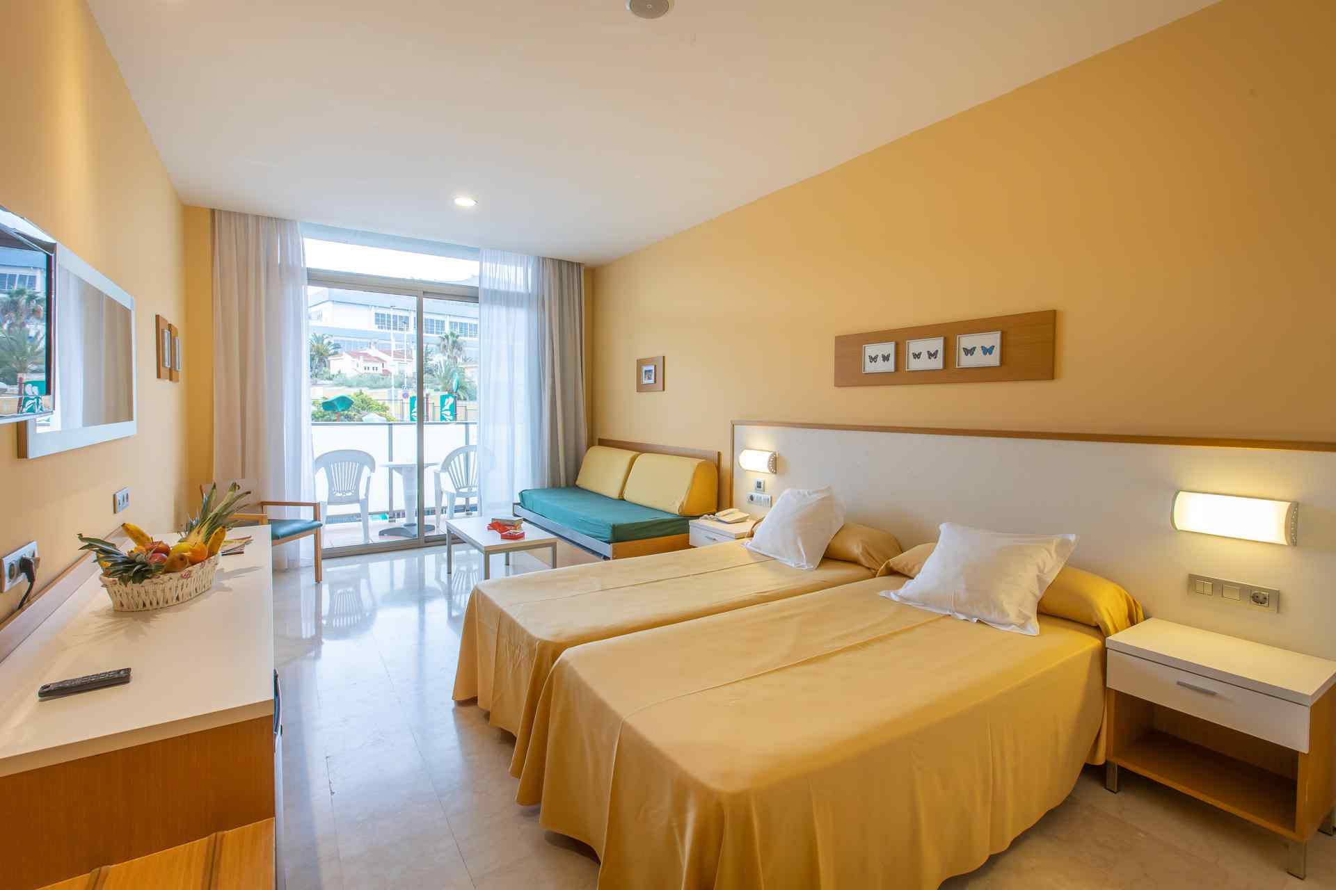 Chambre spacieuse, d’environ 30 m2, avec deux lits simples et un canapé-lit, une grande terrasse et une salle de bains complète. Toutes les chambres sont extérieures.