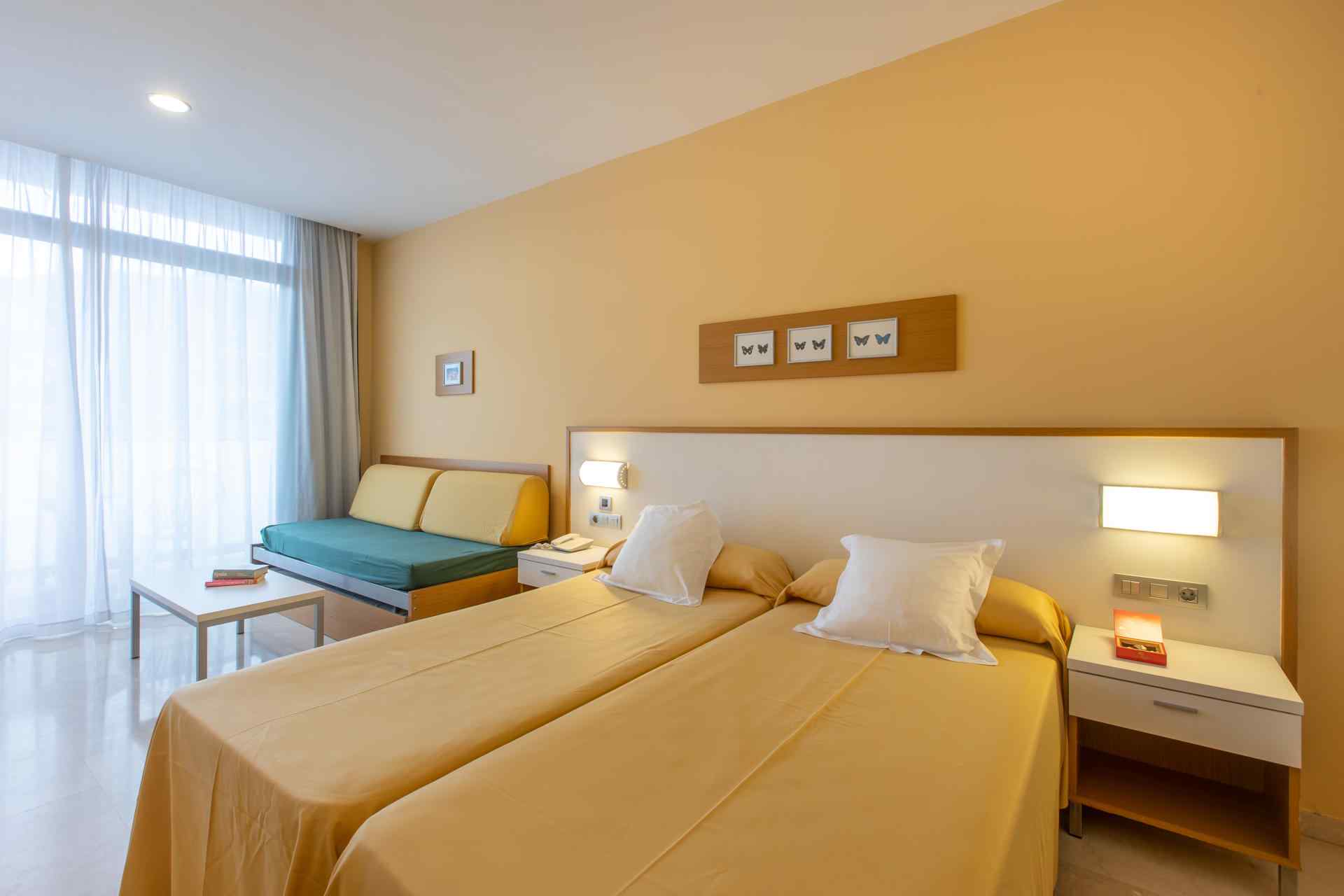 Chambre spacieuse, d’environ 30 m2, avec deux lits simples et un canapé-lit, une grande terrasse et une salle de bains complète. Toutes les chambres sont extérieures.