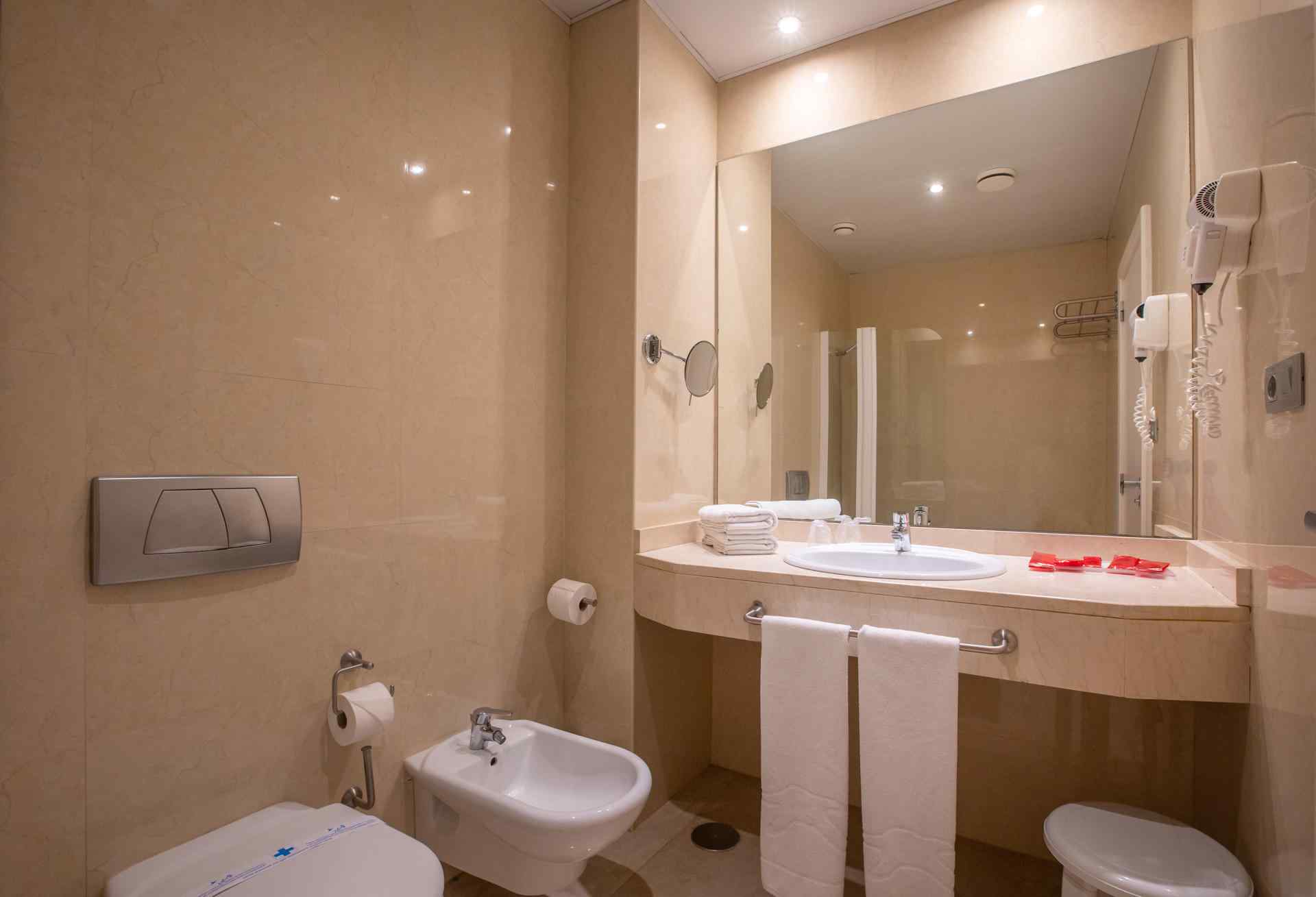 Chambre spacieuse, d’environ 30 m2, avec deux lits simples et un canapé-lit, une grande terrasse et une salle de bains complète. Toutes les chambres sont extérieures.