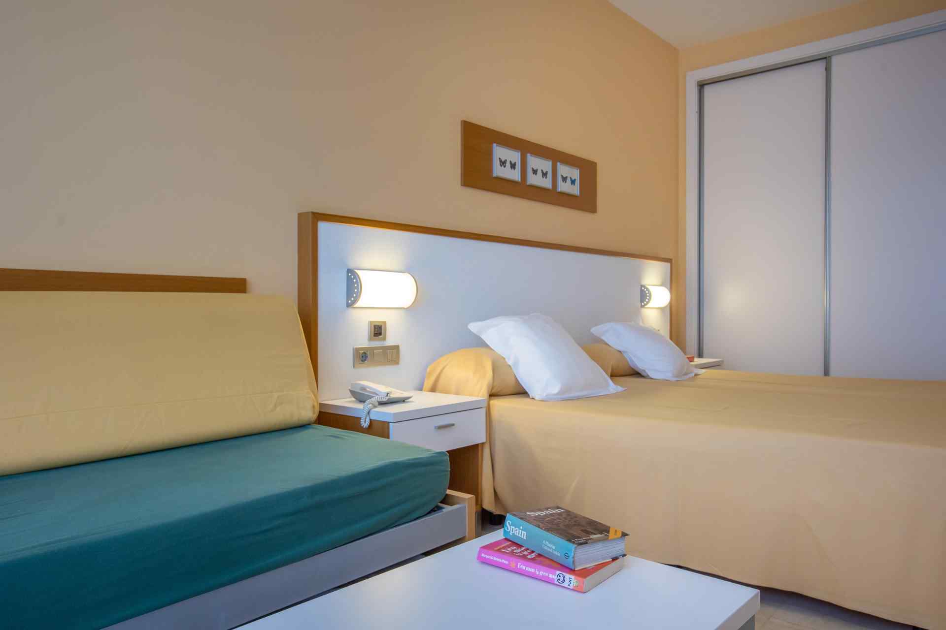 Chambre spacieuse, d’environ 30 m2, avec deux lits simples et un canapé-lit, une grande terrasse et une salle de bains complète. Toutes les chambres sont extérieures.